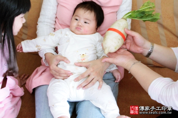 剃胎毛、滿月剃頭、嬰兒剃頭、嬰兒理髮、嬰兒剃髮、嬰兒剃胎毛、嬰兒滿月剃頭、寶寶剃頭、剃胎毛儀式、剃胎毛吉祥話、滿月剃頭儀式、滿月剃頭吉祥話、寶寶剃胎毛、寶寶滿月剃頭理髮、 新北泰山區剃胎毛、新北泰山區滿月剃頭、 新北泰山區嬰兒剃頭剃胎毛、新北泰山區嬰兒理髮、新北泰山區嬰兒剃髮、戴寶寶(新北泰山區到府嬰兒寶寶滿月剃頭理髮、免費到府嬰兒剃胎毛儀式吉祥話)。到府剃頭剃胎毛主持、專業拍照、DVD光碟、證書。★購買「臍帶章、肚臍章、胎毛筆刷印章」贈送：剃頭、收涎、抓周，三選一。2016.03.07 照片11